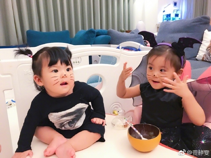 Giả Tịnh Văn và con gái đốn tim fan khi hóa trang cho lễ Halloween
