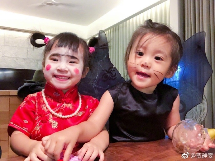 Giả Tịnh Văn và con gái đốn tim fan khi hóa trang cho lễ Halloween