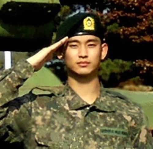 Lộ hình ảnh đầu tiên của anh lính Kim Soo Hyun