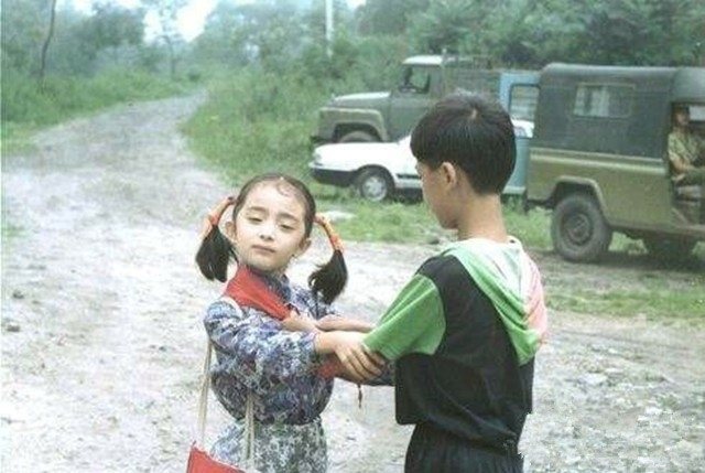 Không ngờ lúc bé Dương Mịch lại dễ thương, đáng yêu như thế này