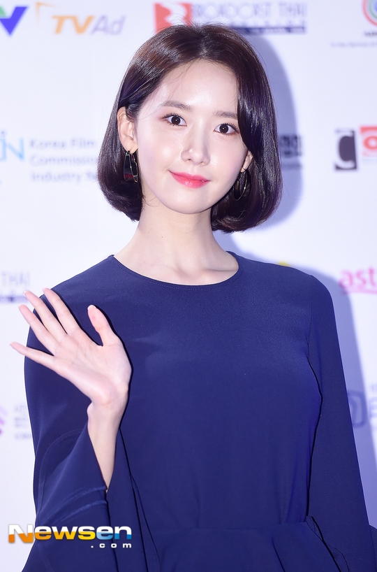 Yoona xinh đẹp bên La Tấn điển trai sánh vai nhận giải thưởng khủng
