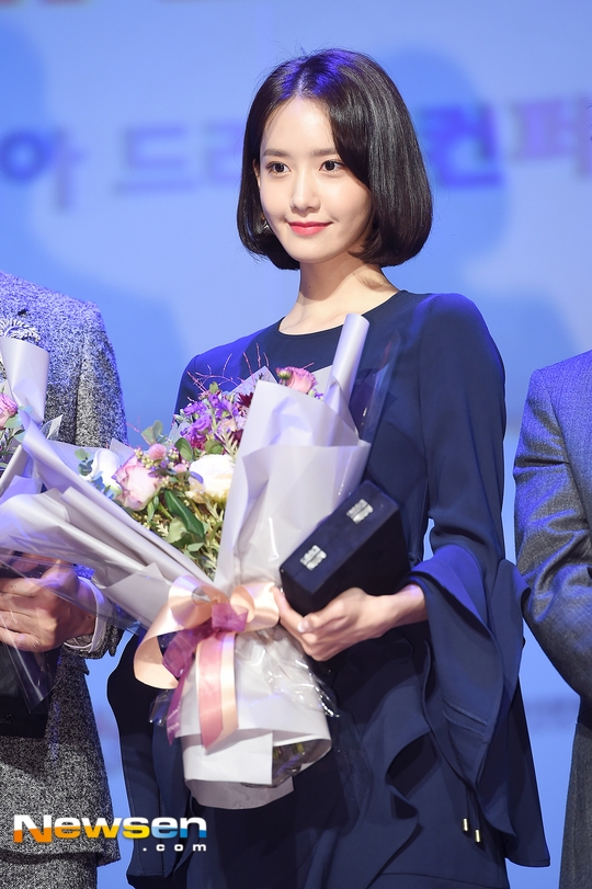 Yoona xinh đẹp bên La Tấn điển trai sánh vai nhận giải thưởng khủng