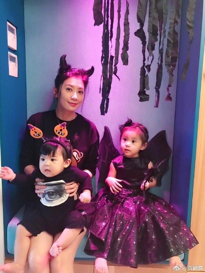 Giả Tịnh Văn và con gái đốn tim fan khi hóa trang cho lễ Halloween