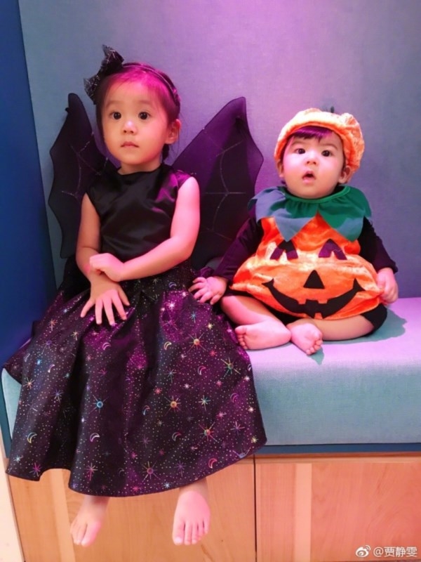 Giả Tịnh Văn và con gái đốn tim fan khi hóa trang cho lễ Halloween
