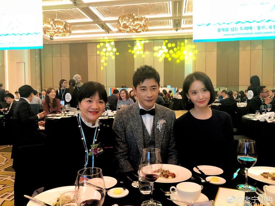 Yoona xinh đẹp bên La Tấn điển trai sánh vai nhận giải thưởng khủng