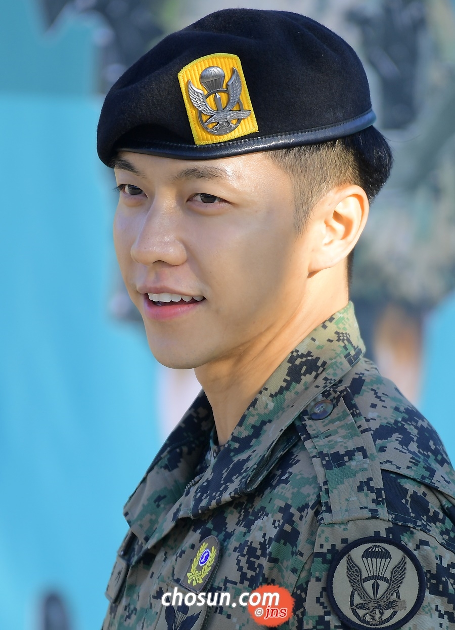 Lee Seung Gi xuất ngũ cùng nụ cười rạng rỡ chói chang