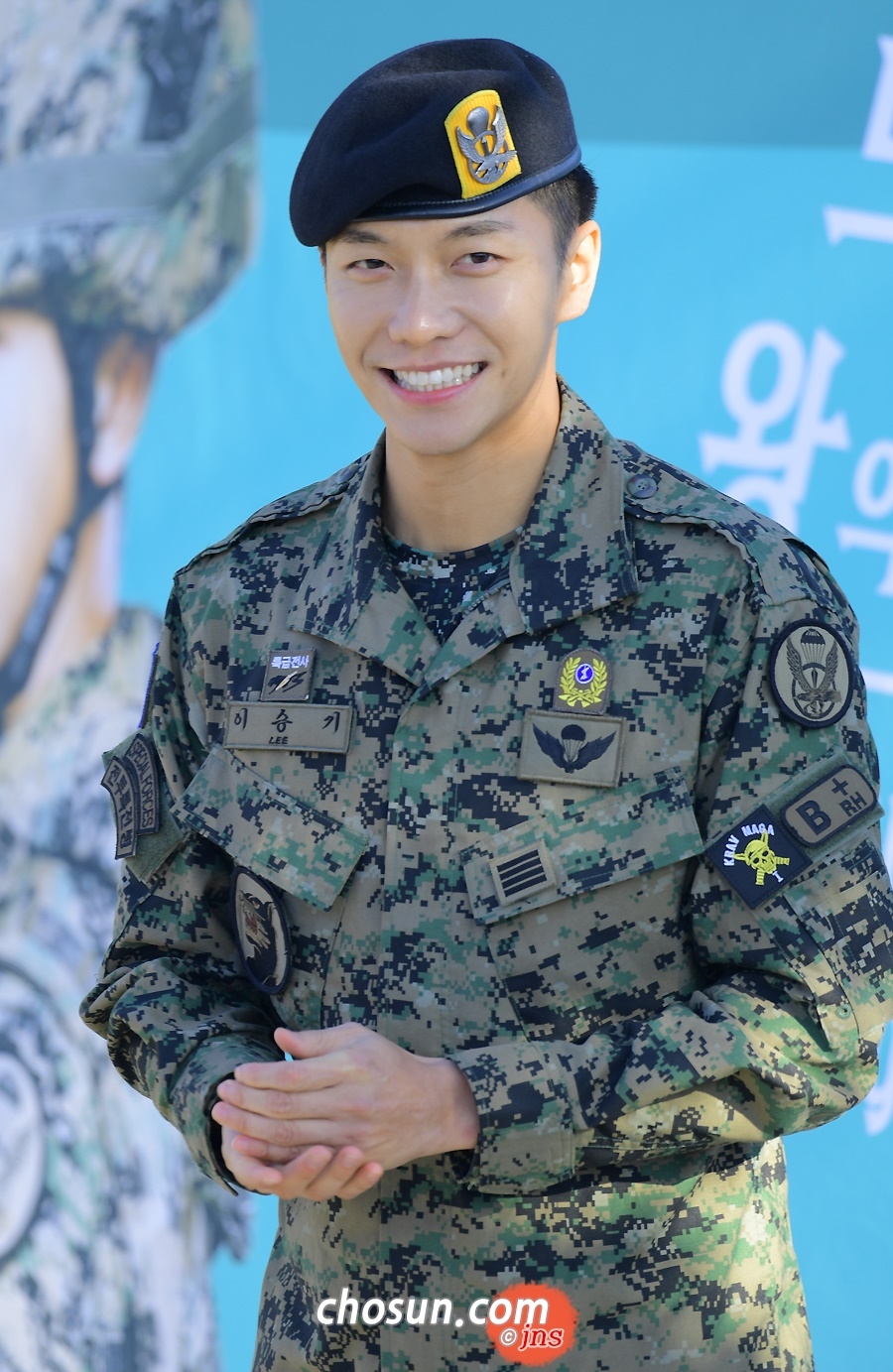 Lee Seung Gi xuất ngũ cùng nụ cười rạng rỡ chói chang