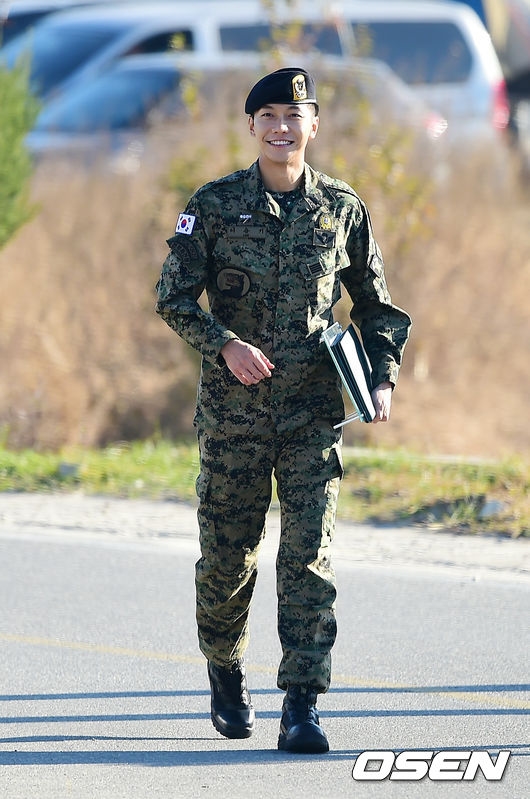 Lee Seung Gi xuất ngũ cùng nụ cười rạng rỡ chói chang