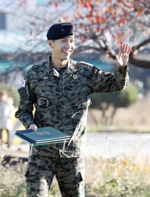 Lee Seung Gi xuất ngũ cùng nụ cười rạng rỡ chói chang