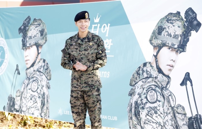 Lee Seung Gi xuất ngũ cùng nụ cười rạng rỡ chói chang
