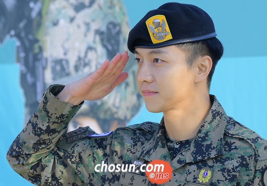 Lee Seung Gi xuất ngũ cùng nụ cười rạng rỡ chói chang
