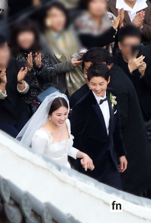 Song Joong Ki nhìn vợ trìu mến, trao nhau nụ hôn