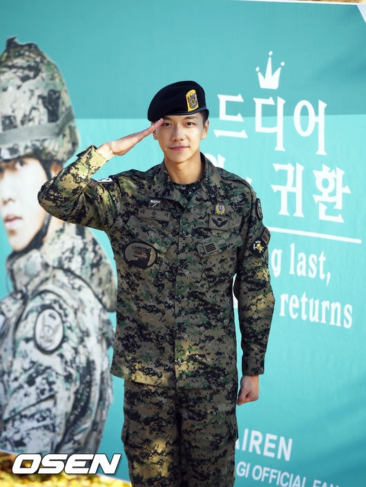 Lee Seung Gi xuất ngũ cùng nụ cười rạng rỡ chói chang