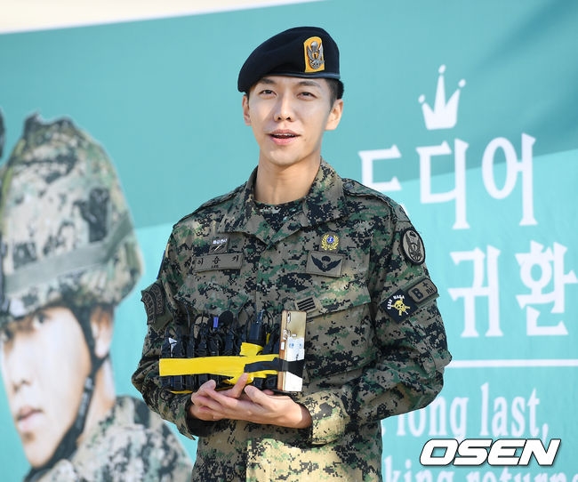 Lee Seung Gi xuất ngũ cùng nụ cười rạng rỡ chói chang