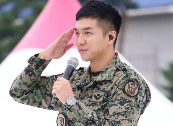 Lee Seung Gi xuất ngũ cùng nụ cười rạng rỡ chói chang