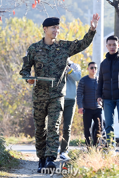 Lee Seung Gi xuất ngũ cùng nụ cười rạng rỡ chói chang