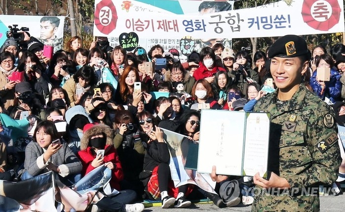 Lee Seung Gi xuất ngũ cùng nụ cười rạng rỡ chói chang