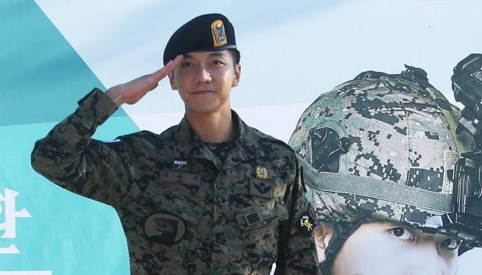 Lee Seung Gi xuất ngũ cùng nụ cười rạng rỡ chói chang