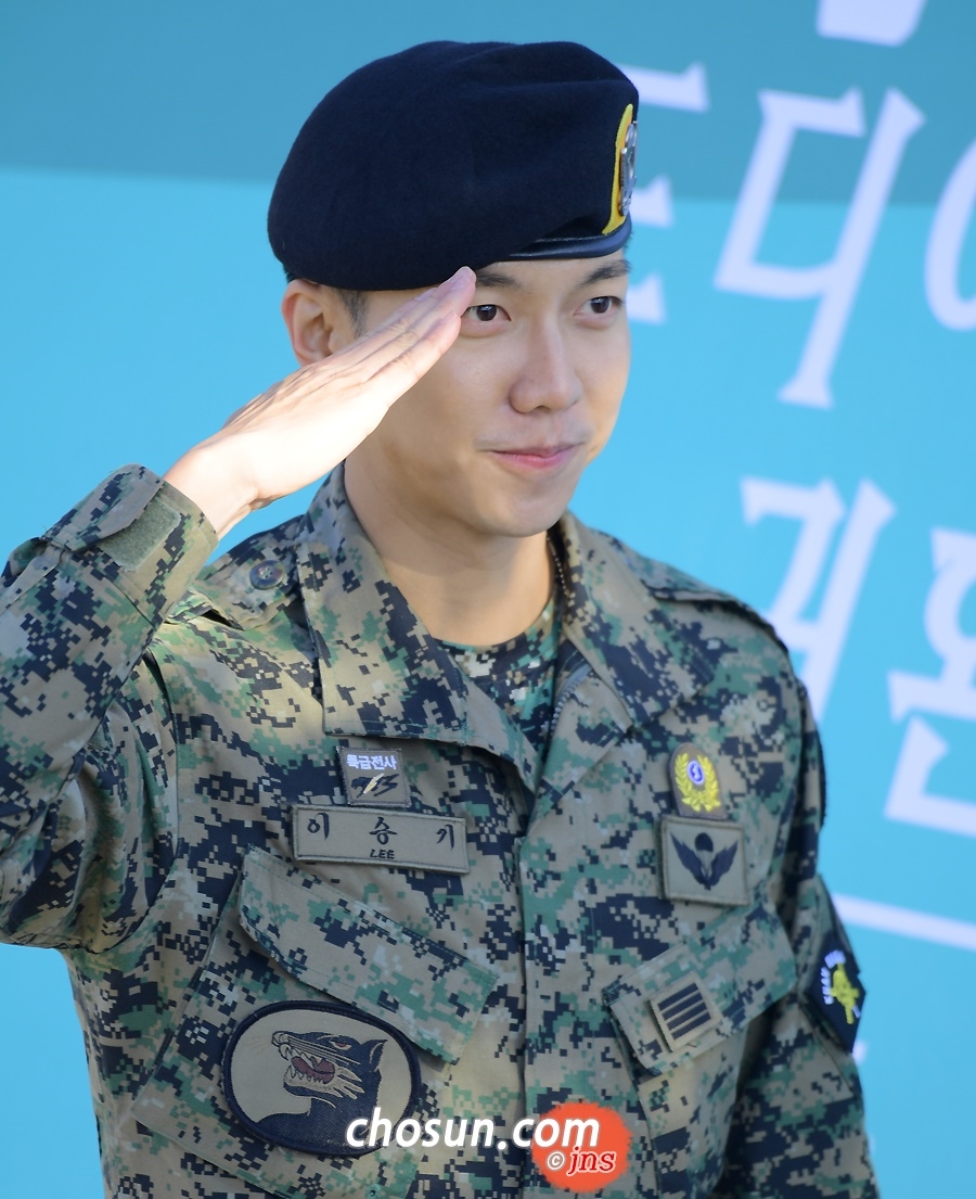Lee Seung Gi xuất ngũ cùng nụ cười rạng rỡ chói chang