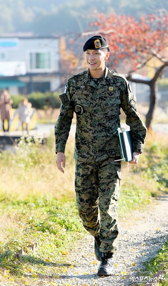 Lee Seung Gi xuất ngũ cùng nụ cười rạng rỡ chói chang