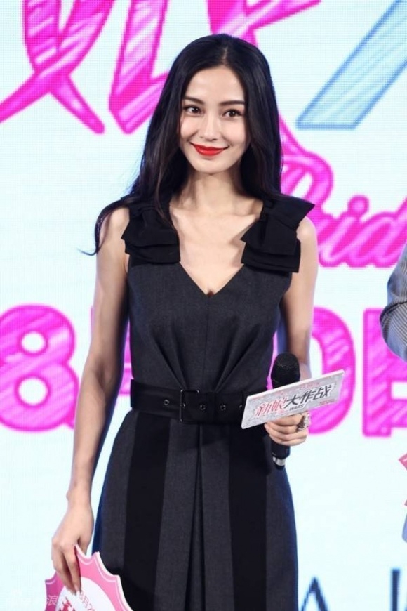 AngelaBaby không nên mặc trang phục khoe xương quai xanh