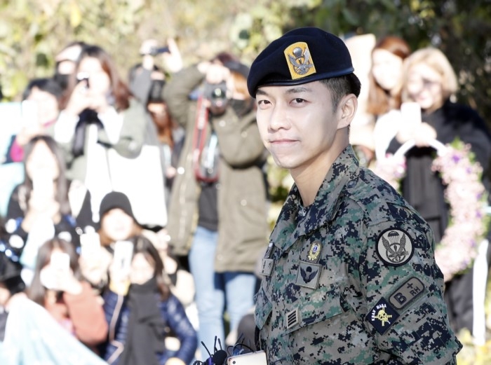 Lee Seung Gi xuất ngũ cùng nụ cười rạng rỡ chói chang