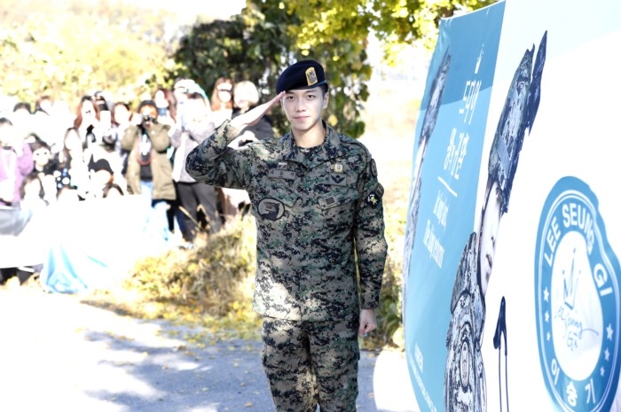 Lee Seung Gi xuất ngũ cùng nụ cười rạng rỡ chói chang