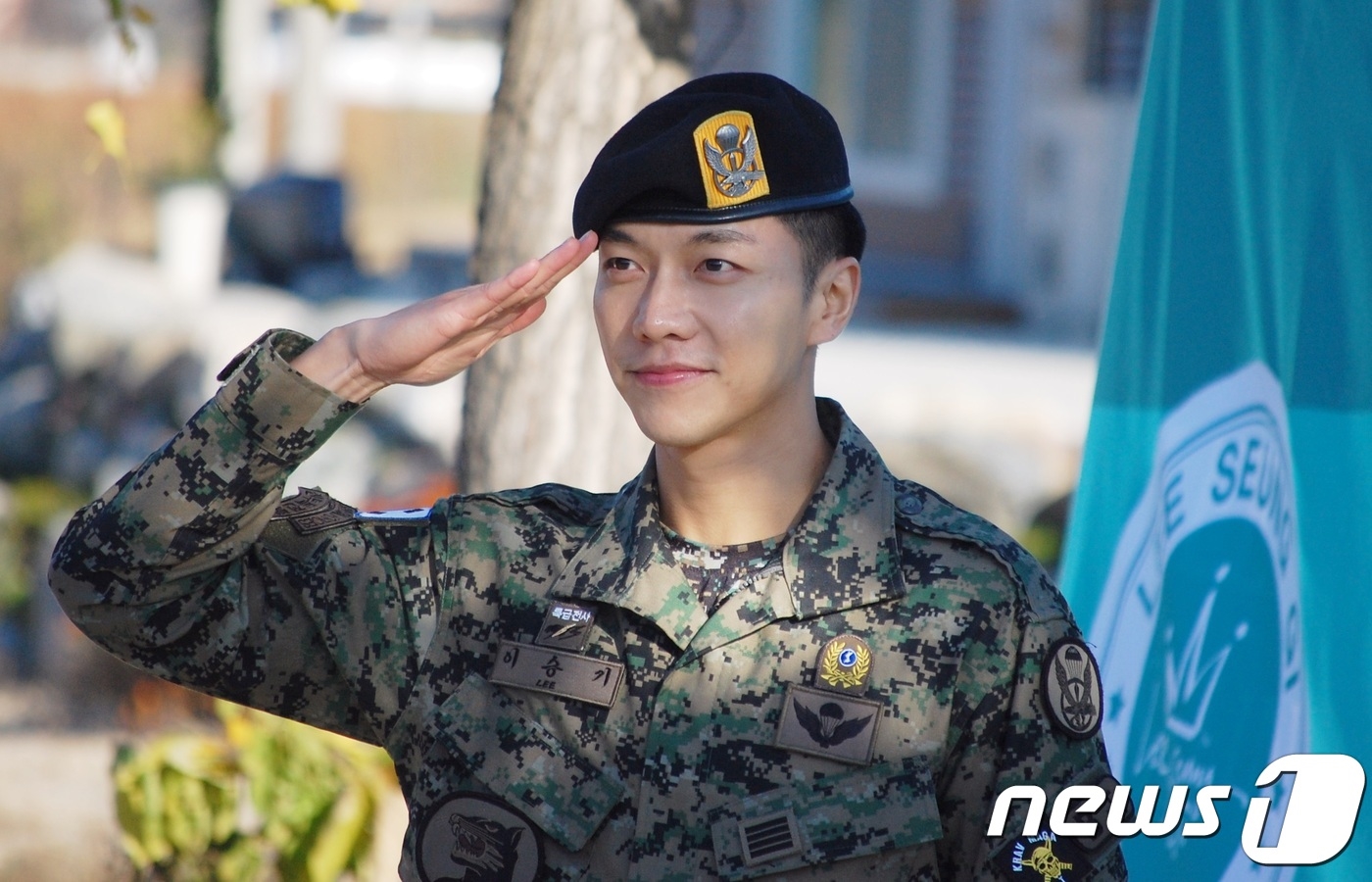 Lee Seung Gi xuất ngũ cùng nụ cười rạng rỡ chói chang