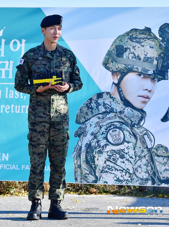 Lee Seung Gi xuất ngũ cùng nụ cười rạng rỡ chói chang