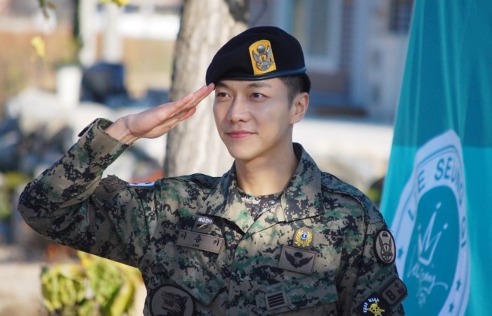 Lee Seung Gi xuất ngũ cùng nụ cười rạng rỡ chói chang