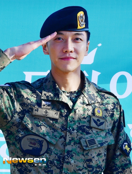 Lee Seung Gi xuất ngũ cùng nụ cười rạng rỡ chói chang