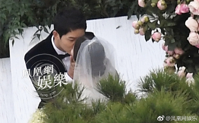 Song Joong Ki nhìn vợ trìu mến, trao nhau nụ hôn