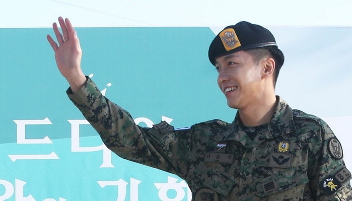 Lee Seung Gi xuất ngũ cùng nụ cười rạng rỡ chói chang