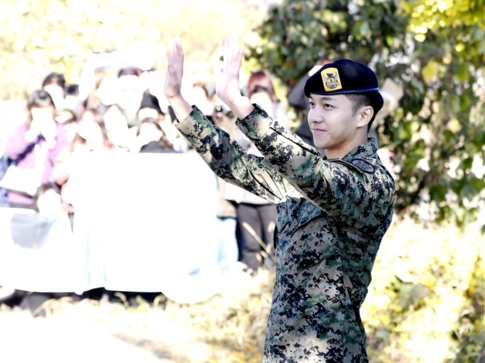 Lee Seung Gi xuất ngũ cùng nụ cười rạng rỡ chói chang