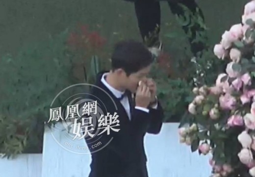 Song Joong Ki nhìn vợ trìu mến, trao nhau nụ hôn