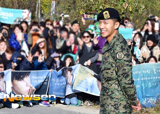 Lee Seung Gi xuất ngũ cùng nụ cười rạng rỡ chói chang