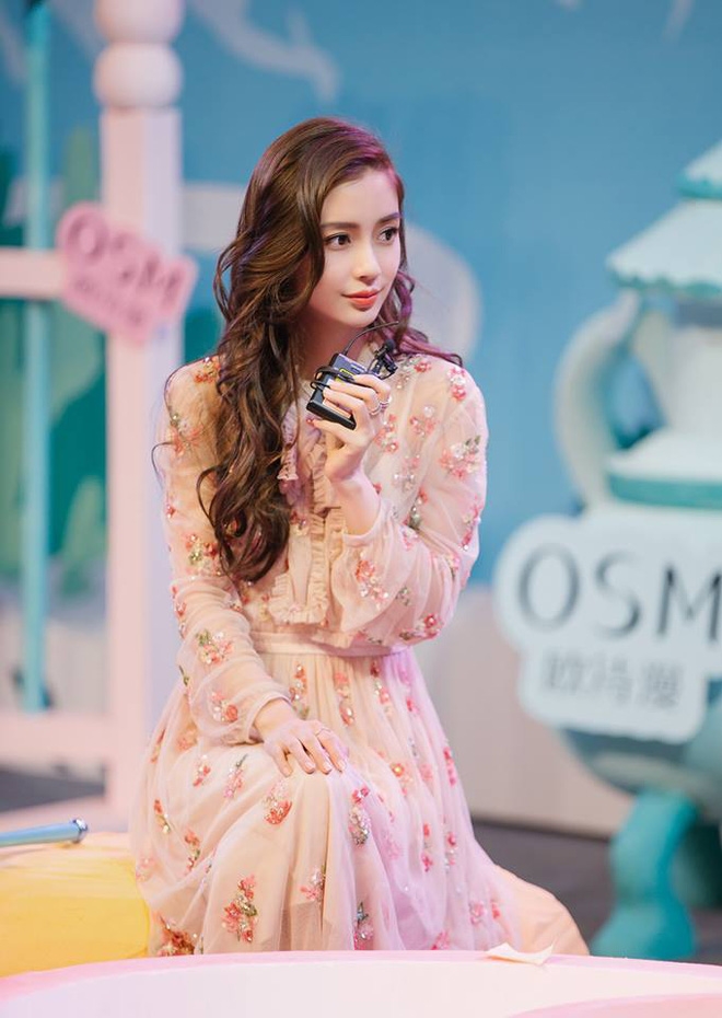 AngelaBaby không nên mặc trang phục khoe xương quai xanh