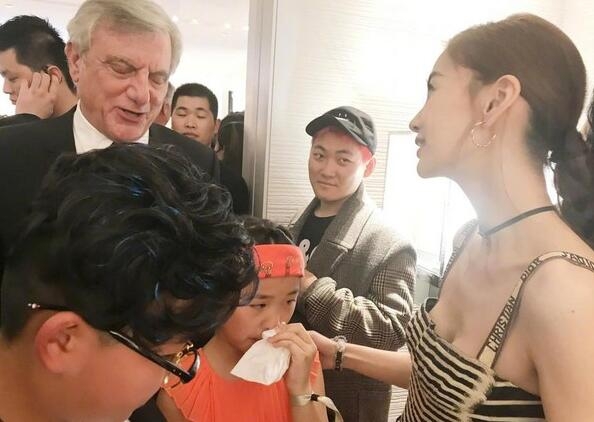 AngelaBaby không nên mặc trang phục khoe xương quai xanh
