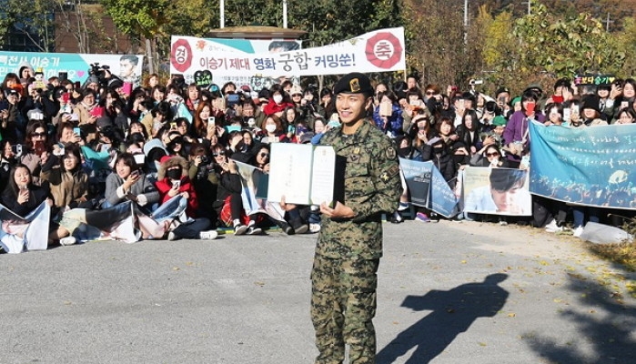 Lee Seung Gi xuất ngũ cùng nụ cười rạng rỡ chói chang