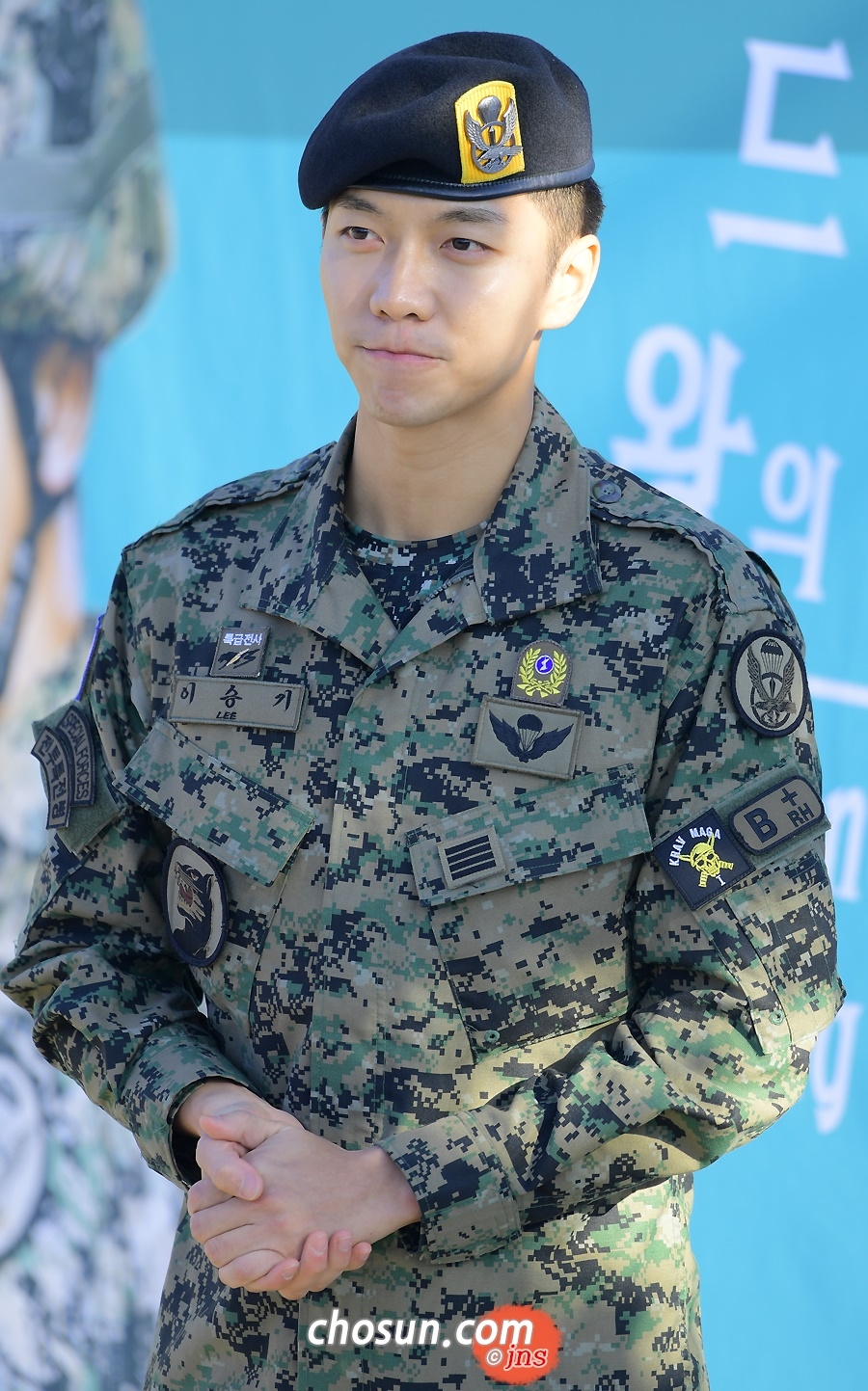 Lee Seung Gi xuất ngũ cùng nụ cười rạng rỡ chói chang