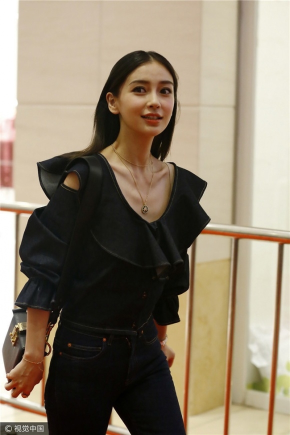 AngelaBaby không nên mặc trang phục khoe xương quai xanh