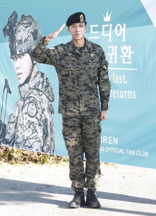 Lee Seung Gi xuất ngũ cùng nụ cười rạng rỡ chói chang