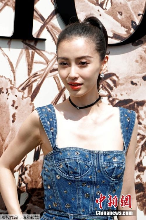 AngelaBaby không nên mặc trang phục khoe xương quai xanh