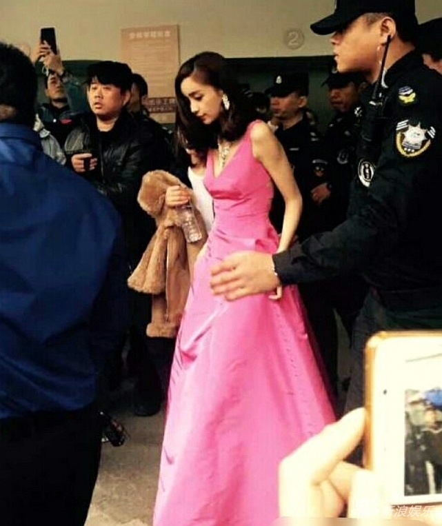 AngelaBaby không nên mặc trang phục khoe xương quai xanh