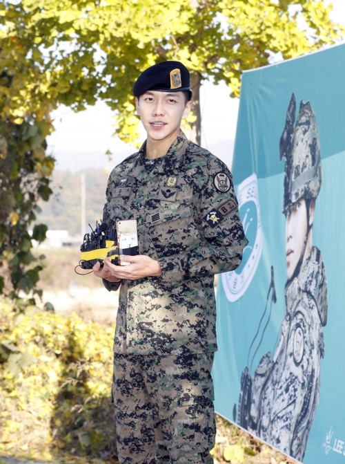 Lee Seung Gi xuất ngũ cùng nụ cười rạng rỡ chói chang