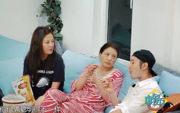 Huỳnh Hiểu Minh gây bão vì giống bố Triệu Vy thời trẻ