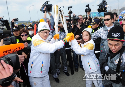 Suzy xinh xắn như búp bê cùng thánh Yoo và dàn sao rước đuốc Olympic