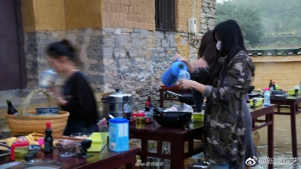 Vợ Ngô Tôn bị ném đá 'làm màu' vì đeo khẩu trang trên show truyền hình