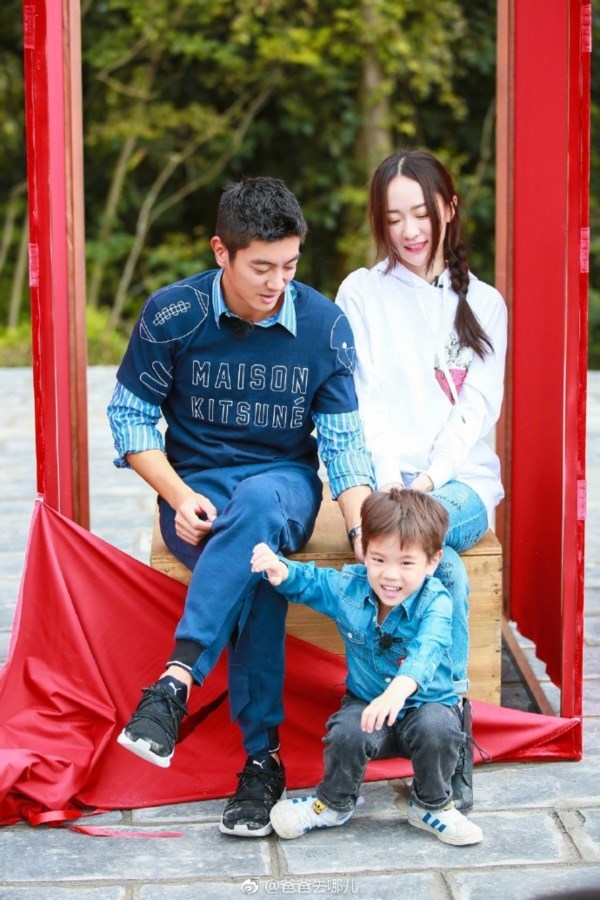Vợ Ngô Tôn bị ném đá 'làm màu' vì đeo khẩu trang trên show truyền hình