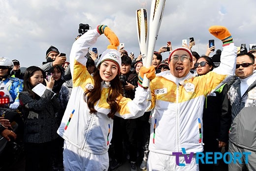 Suzy xinh xắn như búp bê cùng thánh Yoo và dàn sao rước đuốc Olympic